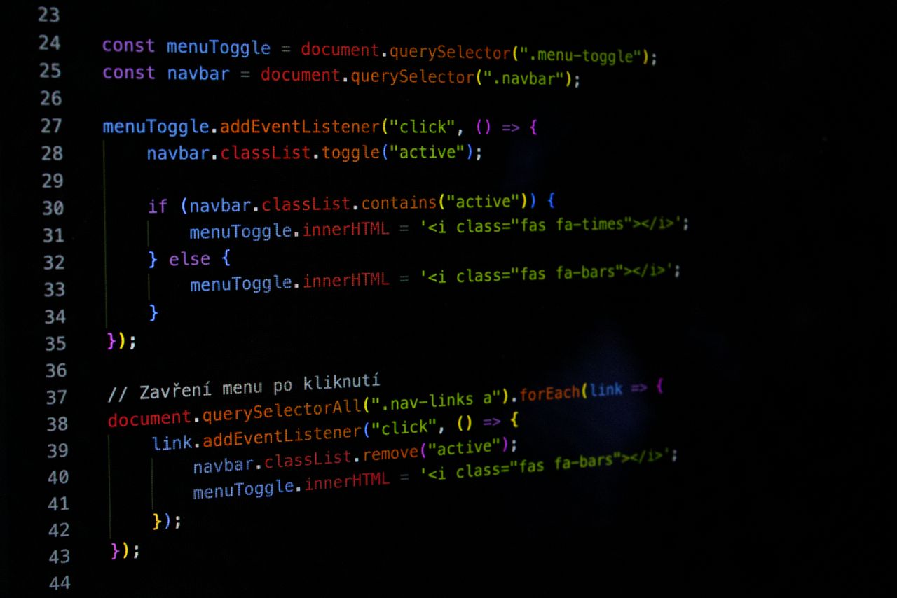 Detailní záběr JavaScriptového kódu na obrazovce počítače, zobrazující programování webového vývoje.