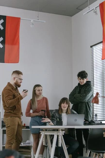 Moderní obrazovka zobrazující rozhraní pluginů ChatGPT od OpenAI, zdůrazňující pokrok v oblasti umělé inteligence.